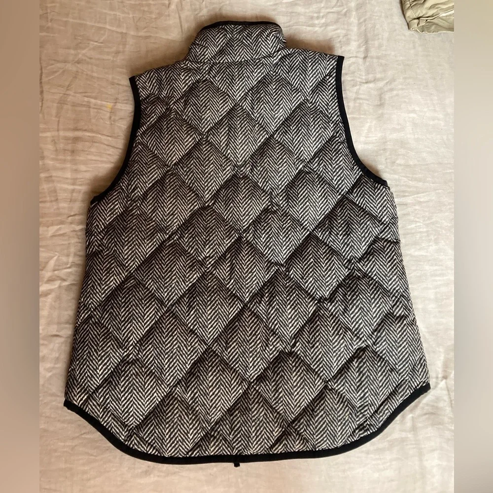 J CREW Printed Quilted Puffer Vest in Black Size S (can fit a M as well)